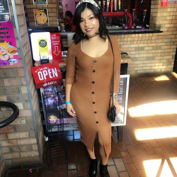 Meet your Poshers, Ana and Christina - Picture 7 of 8